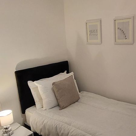 Stunning 2 Bedroom Apartment In Canary Wharf - Morland Apartments 런던 객실 사진