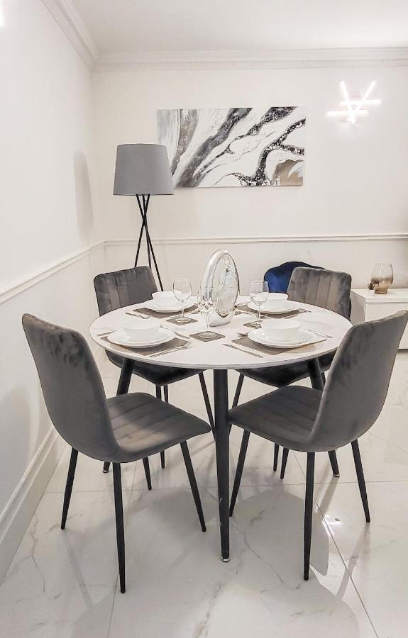 Stunning 2 Bedroom Apartment In Canary Wharf - Morland Apartments 런던 외부 사진