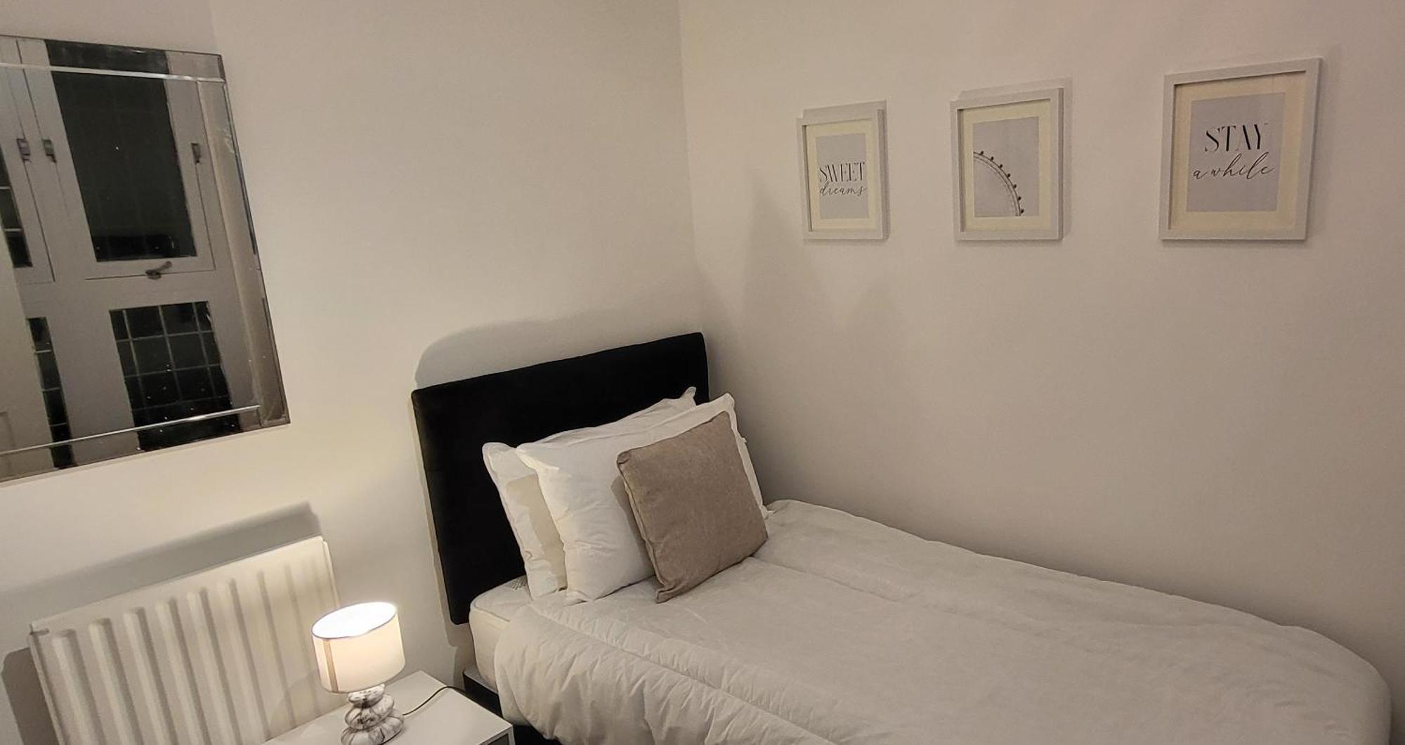 Stunning 2 Bedroom Apartment In Canary Wharf - Morland Apartments 런던 객실 사진